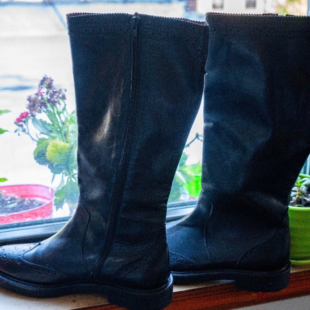 Woman's leather boots